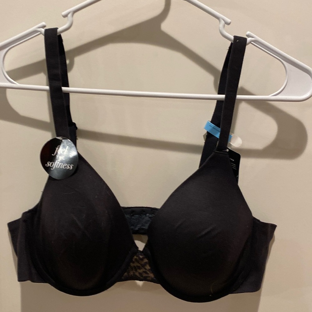 Bali Ladies Bra. Cool Comfort Fabric. Underwire. Style DF3468. Foam Cups. 36C